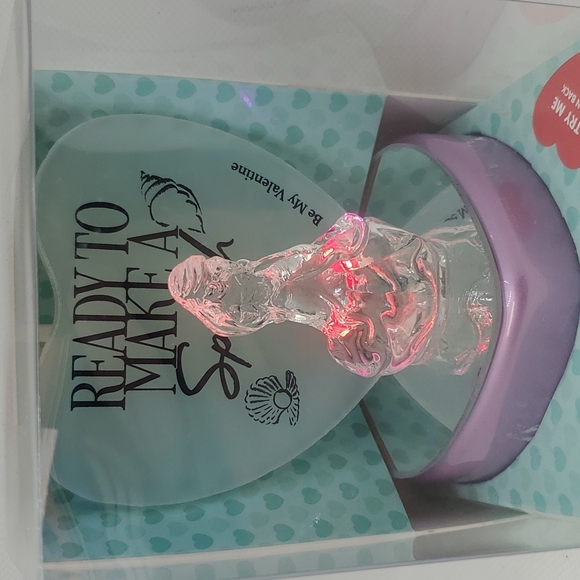 BNIB Disney Princess Light Up Glass Figurine: Ariel "Ready To Make A Splash" - Picture 3 of 6